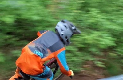 Initiation au VTT de descente - Activité Jura - Au programme: apprentissage des positions de base en descente, gestion...