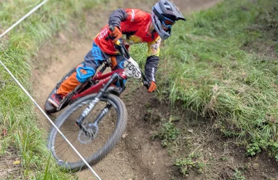 Initiation au VTT de descente - Activité Jura - Au programme: apprentissage des positions de base en descente, gestion...